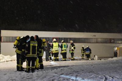 Bitz: Feuerwehr loescht Brand in Textilfabrik